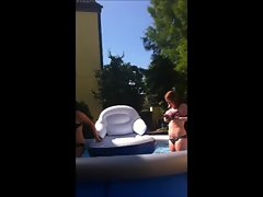 Isabell und Malin in the Pool