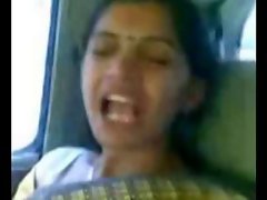 Smart Mature Indian Aunty Boobs Show in CAR