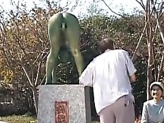 Crazy Japanese bronze statue moves scene