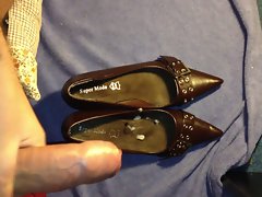 Huge cum to a leather shoe